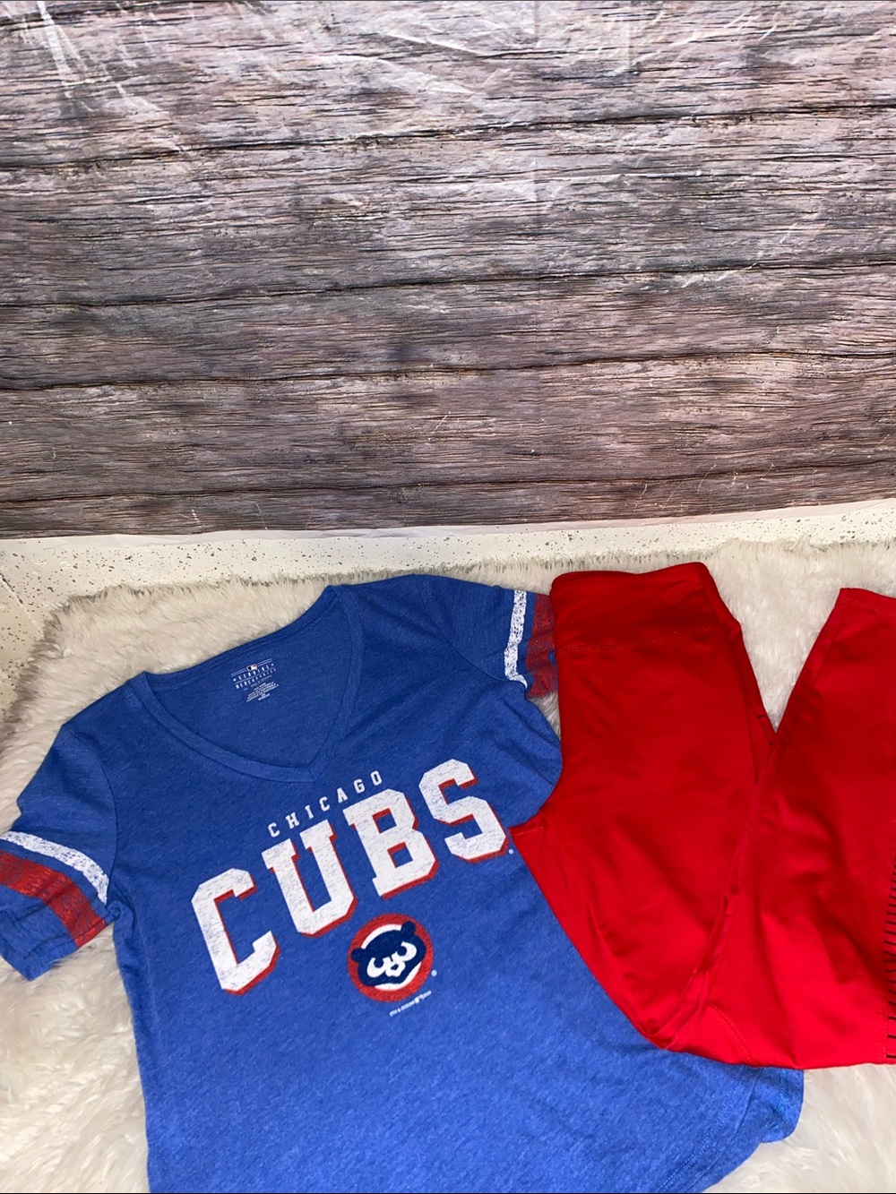 Genuine Merchandise By 5th & Ocean “Chicago Cubs” V-Neck T-Shirt